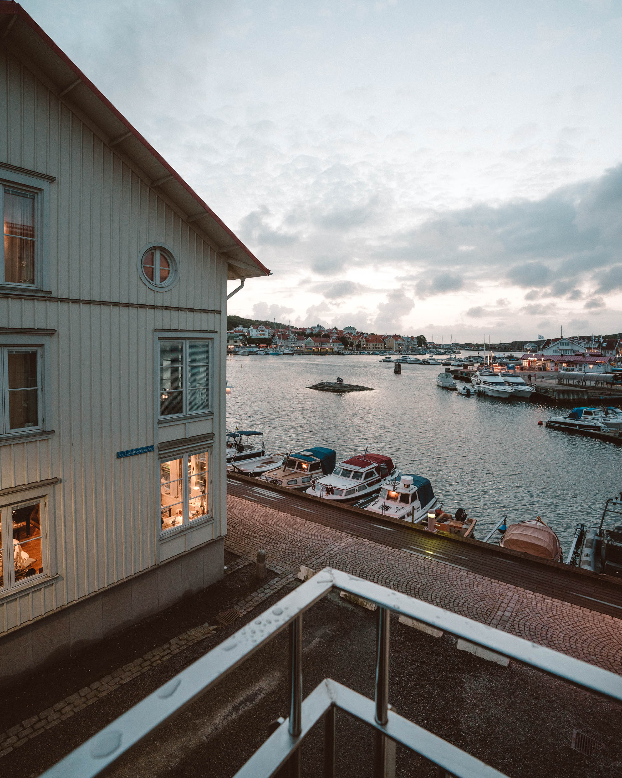 Marstrand island views at sunset on the Swedish coast | West Sweden Travel Guide via @finduslost 