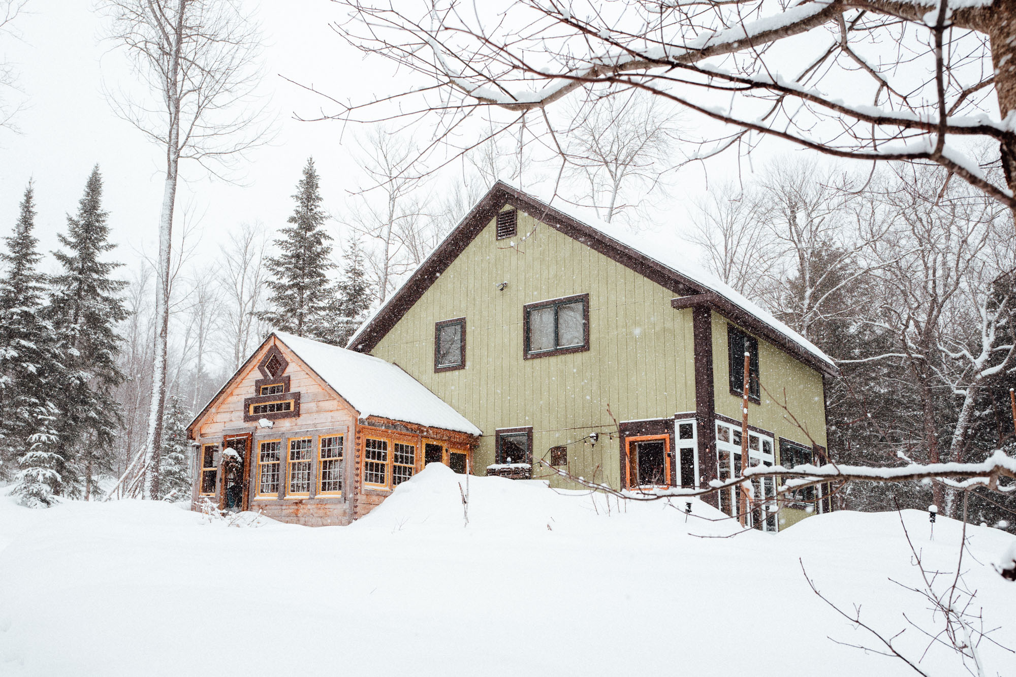 Inside our Vermont Treehouse Airbnb winter getaway via Find Us Lost