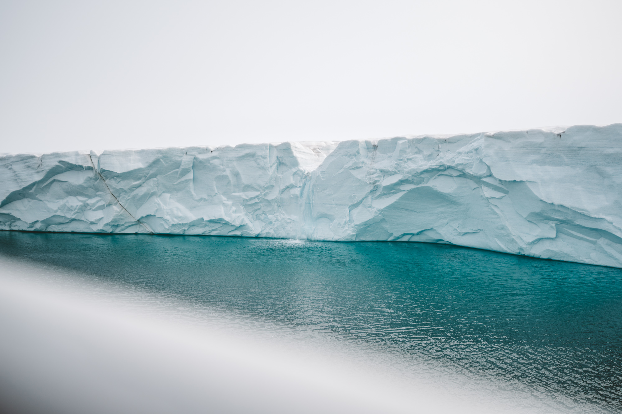Bråsvellbreen glacier wall in Svalbard Spitsbergen via @finduslost